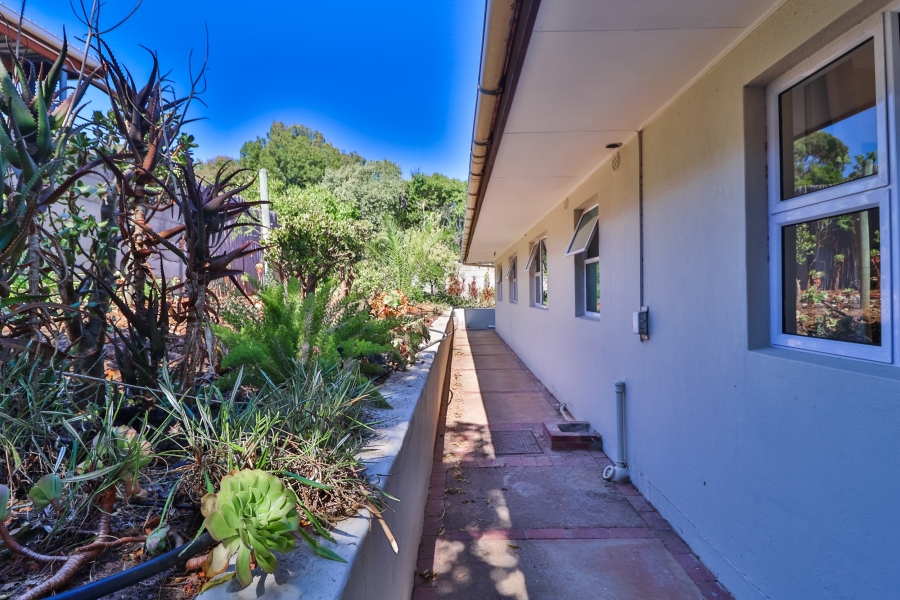 5 Bedroom Property for Sale in Schoongezicht Western Cape